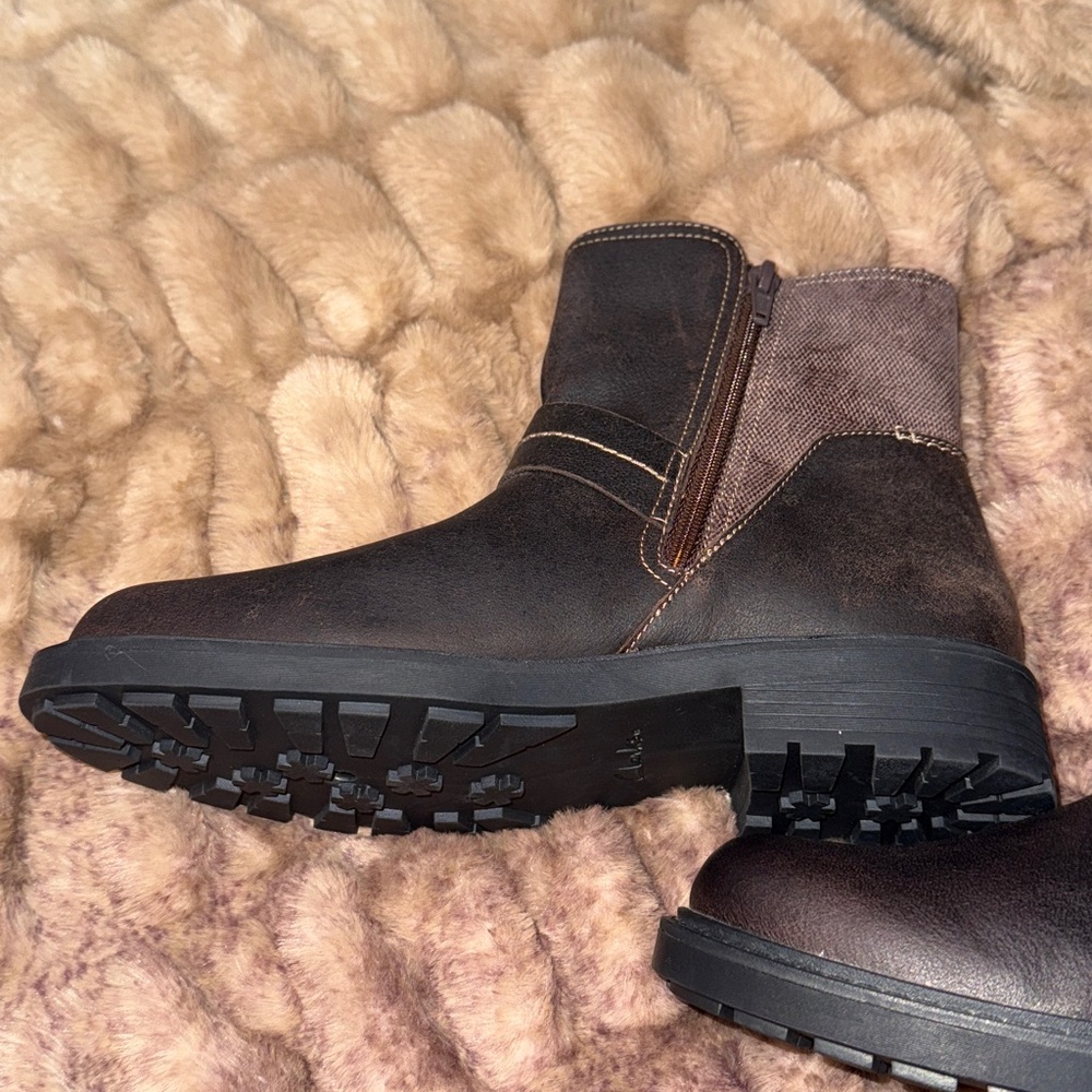 Women’s Clarks Brown Ankle Boots, sz 7, rubber soles, zipper closure - Picture 3 of 9